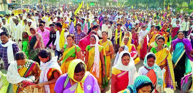 Tribal Brothers' grand rally | आदिवासी बांधवांचा महामोर्चा