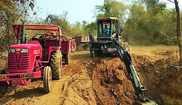 Mooring mining in the lathi area | लाठी परिसरात मुरूम खनन Mooring mining in the lathi area | लाठी परिसरात मुरूम खनन