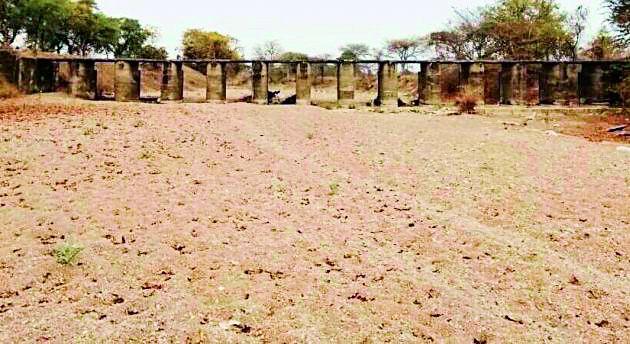 Hundreds of talukas in the taluka dry without water | तालुक्यातील शेकडो बंधारे पाण्याविना कोरडे Hundreds of talukas in the taluka dry without water | तालुक्यातील शेकडो बंधारे पाण्याविना कोरडे