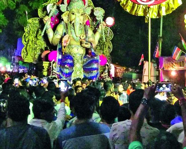 Talk to Bappa in the shadows of Dholashas | ढोलताशांच्या गजरात बाप्पाला निरोप Talk to Bappa in the shadows of Dholashas | ढोलताशांच्या गजरात बाप्पाला निरोप