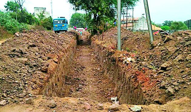 Obstruction of traffic due to partial venture dug | अर्धवट नाली खोदकामामुळे वाहतुकीला अडथळा Obstruction of traffic due to partial venture dug | अर्धवट नाली खोदकामामुळे वाहतुकीला अडथळा