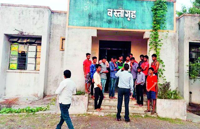 The lives of the hostel's children are in danger | वसतिगृहातील मुलांचे जीवन धोक्यात The lives of the hostel's children are in danger | वसतिगृहातील मुलांचे जीवन धोक्यात