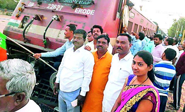 Bhadravati Jodhpur - Red Flag to Chennai Express | भद्रावतीत जोधपूर - चेन्नई एक्स्प्रेसला लाल झेंडी Bhadravati Jodhpur - Red Flag to Chennai Express | भद्रावतीत जोधपूर - चेन्नई एक्स्प्रेसला लाल झेंडी