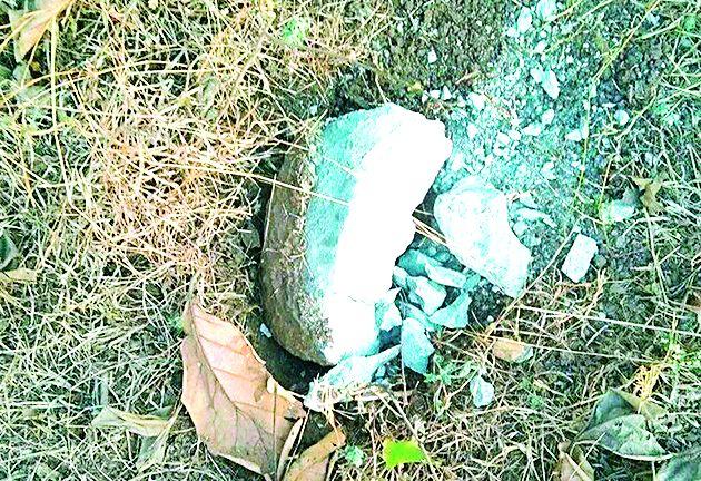 The earthquake is in the fields of stones! | खदानीतील स्फोटाने दगड उडतात शेतात ! The earthquake is in the fields of stones! | खदानीतील स्फोटाने दगड उडतात शेतात !