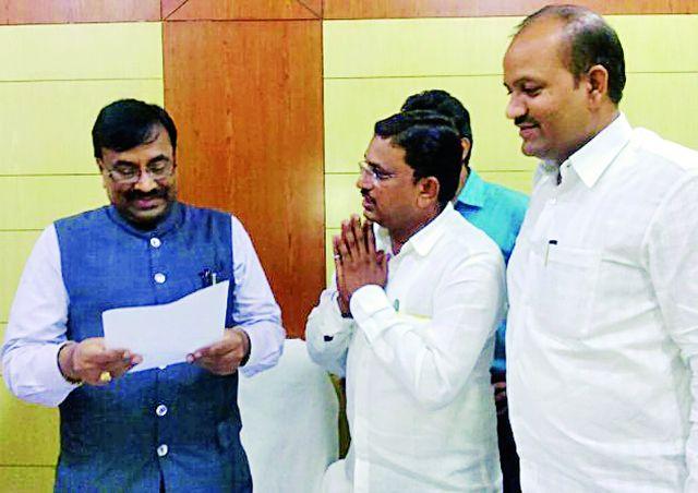 Subject committee of Goghugas Municipal Council will be positively presented before the committee | घुग्घुस नगर परिषदेचा विषय समितीपुढे सकारात्मकपणे मांडणार Subject committee of Goghugas Municipal Council will be positively presented before the committee | घुग्घुस नगर परिषदेचा विषय समितीपुढे सकारात्मकपणे मांडणार