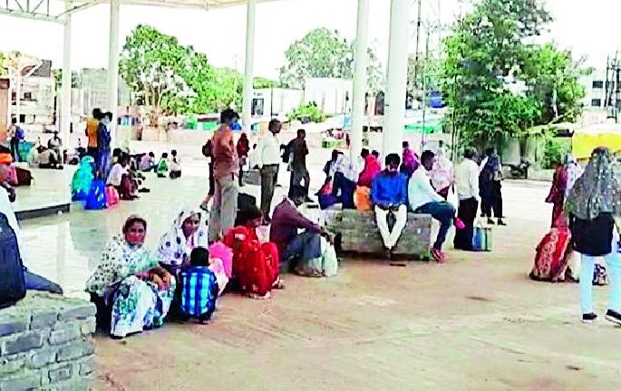 22 passengers stranded at bus stand | २२ प्रवाशांच्या सक्तीमुळे बसस्थानकावर ताटकळ 22 passengers stranded at bus stand | २२ प्रवाशांच्या सक्तीमुळे बसस्थानकावर ताटकळ