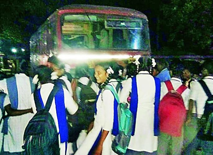 Chakkajam agitation by students in Navargaon | नवरगावमध्ये विद्यार्थ्यांनी केले चक्काजाम आंदोलन