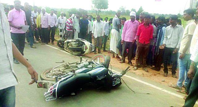 One killed, two in a two-wheeler accident | दुचाकी अपघातात एक ठार, एक गंभीर One killed, two in a two-wheeler accident | दुचाकी अपघातात एक ठार, एक गंभीर