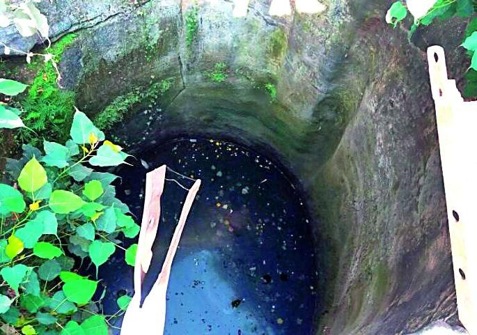 Depression contamination in ancient wells | प्राचीन विहिरींमध्ये उदासीनतेची घाण