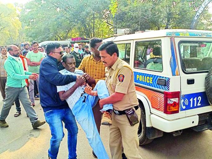 He took a sickle in his hand and blocked the road | हातात विळा घेऊन त्याने रस्ता अडविल्याने उडाली अशीही तारांबळ He took a sickle in his hand and blocked the road | हातात विळा घेऊन त्याने रस्ता अडविल्याने उडाली अशीही तारांबळ