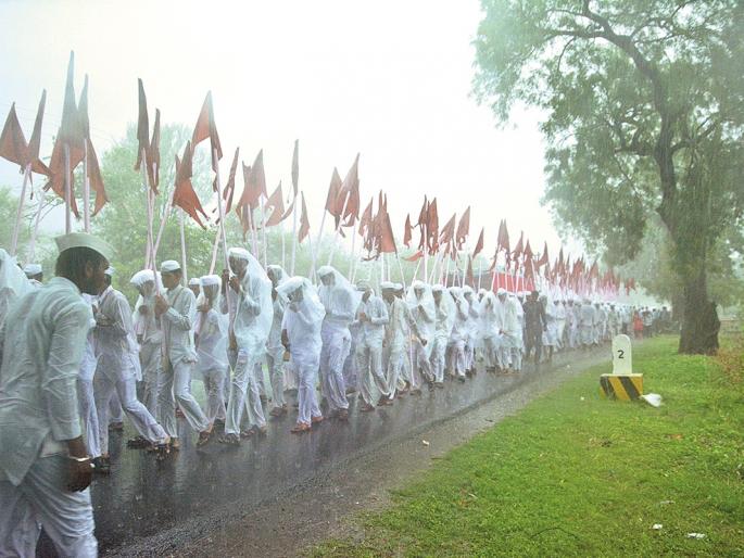 Gajanan maharaj palkhi Departure to Pandharpur in rainy season | श्रींच्या दर्शनाने धन्य झाले अवघे जन; पालखीचे पावसातच पंढरपूरकडे प्रस्थान Gajanan maharaj palkhi Departure to Pandharpur in rainy season | श्रींच्या दर्शनाने धन्य झाले अवघे जन; पालखीचे पावसातच पंढरपूरकडे प्रस्थान