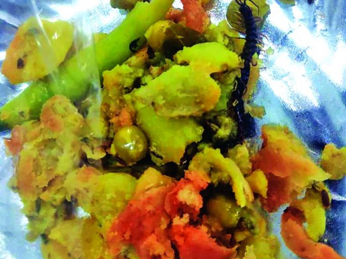 Worm found Samosa of Gujarati Sweet Mart in Akola | अकोला: गुजराती स्वीट मार्टच्या समोशामध्ये आढळली गोम Worm found Samosa of Gujarati Sweet Mart in Akola | अकोला: गुजराती स्वीट मार्टच्या समोशामध्ये आढळली गोम