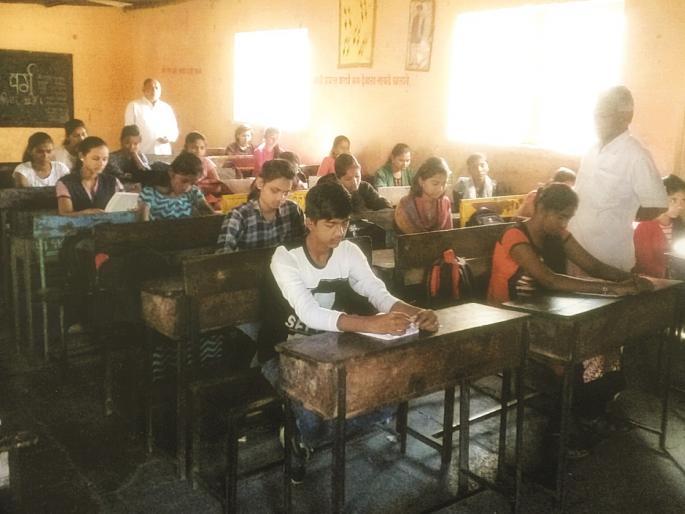 Teacher give free education to sudents | गिरवित गेले खडू अन् लावला शिक्षणाचा लळा...!