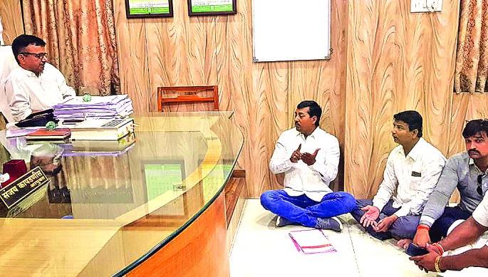 Shiv Senaa agitation in Municipal Commissioner's office! | मनपा आयुक्तांच्या दालनात शिवसेनेचा ठिय्या! Shiv Senaa agitation in Municipal Commissioner's office! | मनपा आयुक्तांच्या दालनात शिवसेनेचा ठिय्या!