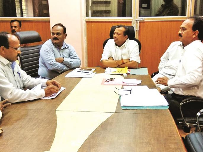 keep control on Dengue Illness - The Mayor's instructions | डेंग्यूसदृश आजाराचा बंदोबस्त करा - आढावा बैठकीत महापौरांचे निर्देश keep control on Dengue Illness - The Mayor's instructions | डेंग्यूसदृश आजाराचा बंदोबस्त करा - आढावा बैठकीत महापौरांचे निर्देश