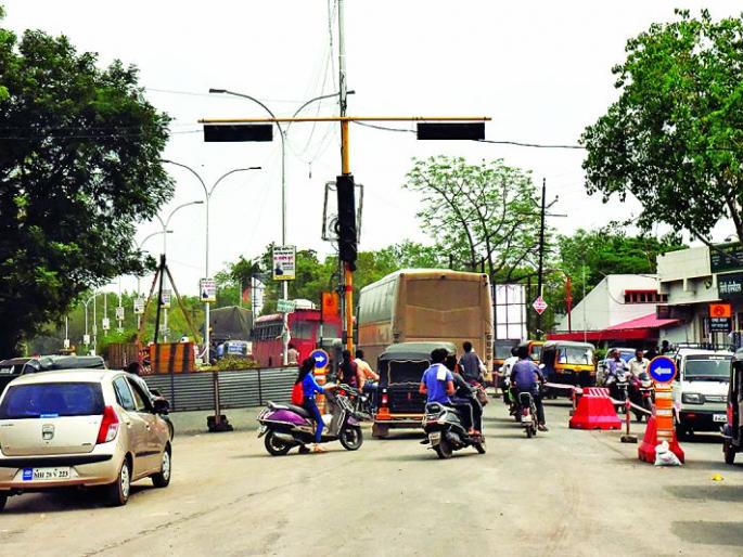 Construction of two main routes simultaneously in Akola City | अकोला शहरात एकाच वेळी दोन मुख्य मार्गांवर बांधकाम; अकोलेकरांची कोंडी Construction of two main routes simultaneously in Akola City | अकोला शहरात एकाच वेळी दोन मुख्य मार्गांवर बांधकाम; अकोलेकरांची कोंडी