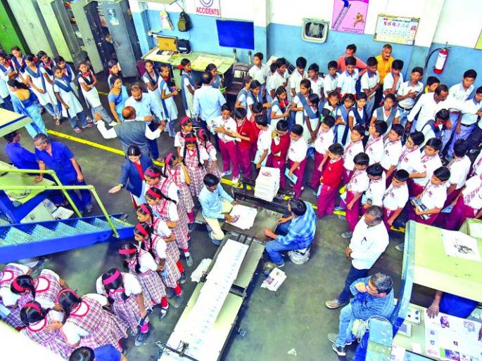 Printing technology information taken by students, teachers |  विद्यार्थी, शिक्षकांनी घेतली प्रिंटिंग तंत्रज्ञानाची माहिती Printing technology information taken by students, teachers |  विद्यार्थी, शिक्षकांनी घेतली प्रिंटिंग तंत्रज्ञानाची माहिती