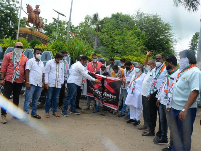 The NCP has tarnished the image of the Vice President | ‘राष्ट्रवादी’ने उपराष्ट्रपतींच्या प्रतिमेला फासले काळे The NCP has tarnished the image of the Vice President | ‘राष्ट्रवादी’ने उपराष्ट्रपतींच्या प्रतिमेला फासले काळे