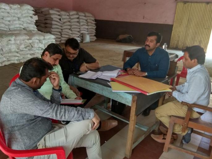 Jalgaon seal warehouse seal from Mumbai squad | मुंबईच्या पथकाकडून जळगावातील धान्य गोदाम सील Jalgaon seal warehouse seal from Mumbai squad | मुंबईच्या पथकाकडून जळगावातील धान्य गोदाम सील