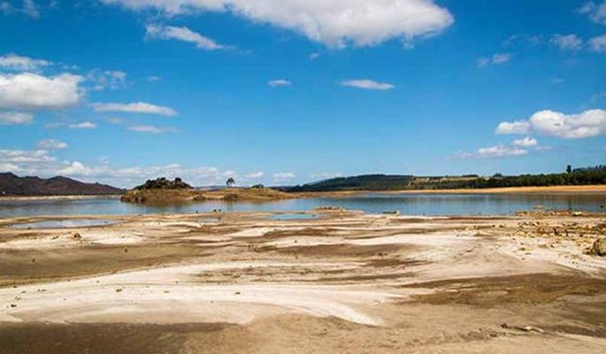 Only five percent of the reserves in the dams of Nashik district | नाशिक जिल्ह्यातील धरणांमध्ये अवघा पाच टक्के साठा Only five percent of the reserves in the dams of Nashik district | नाशिक जिल्ह्यातील धरणांमध्ये अवघा पाच टक्के साठा