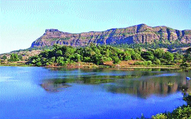 Tourist hiccups due to lack of facilities | सुविधांअभावी पर्यटकांचा हिरमोड Tourist hiccups due to lack of facilities | सुविधांअभावी पर्यटकांचा हिरमोड