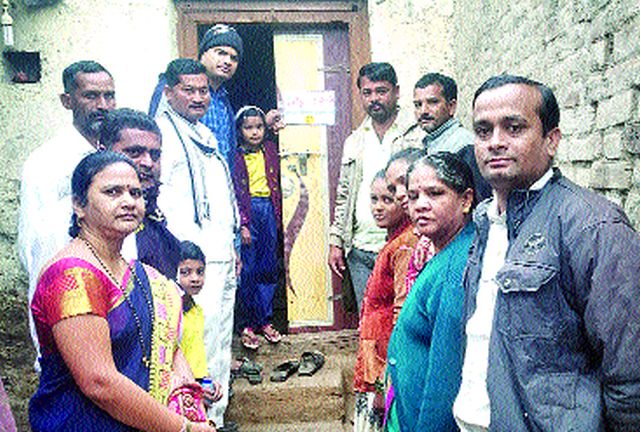 Bridge at Dapur students' house | दापूरला विद्यार्थिनींच्या घरावर पाट्या