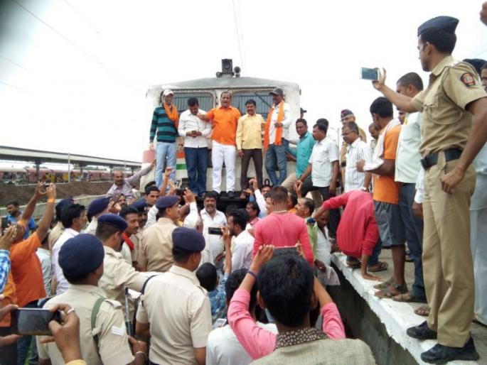 Train to Dondaicha Station for an alternative road demand | पर्यायी रस्त्याच्या मागणीसाठी दोंडाईचा स्थानकावर रेल्वेरोको Train to Dondaicha Station for an alternative road demand | पर्यायी रस्त्याच्या मागणीसाठी दोंडाईचा स्थानकावर रेल्वेरोको