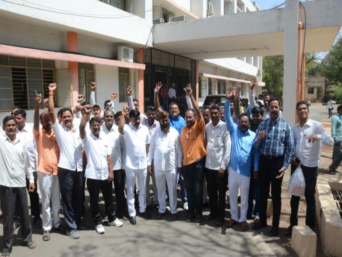 Demonstrations in the Collector's office in Dhule by Shivsainiks | धुळ्यात शिवसैनिकांनी केली जिल्हाधिकारी कार्यालयात निदर्शने