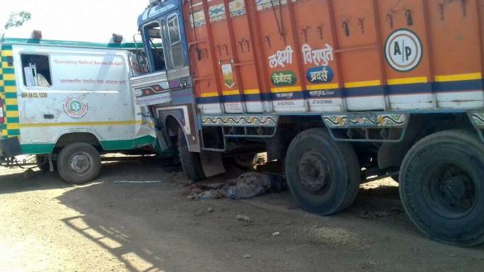 Dondikechanik truck rams to ambulance, 3 dead | दोंडाईचानजिक ट्रक रुग्णवाहिकेवर धडकला, ३ ठार Dondikechanik truck rams to ambulance, 3 dead | दोंडाईचानजिक ट्रक रुग्णवाहिकेवर धडकला, ३ ठार