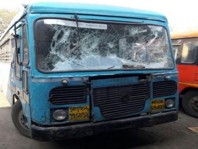 Due to various agitations in Dhule division, ST gets 7 lakhs rupees due to the strike | धुळे विभागात झालेल्या विविध आंदोलनांमुळे ‘एस.टी’ला ७ लाखांचा फटका Due to various agitations in Dhule division, ST gets 7 lakhs rupees due to the strike | धुळे विभागात झालेल्या विविध आंदोलनांमुळे ‘एस.टी’ला ७ लाखांचा फटका