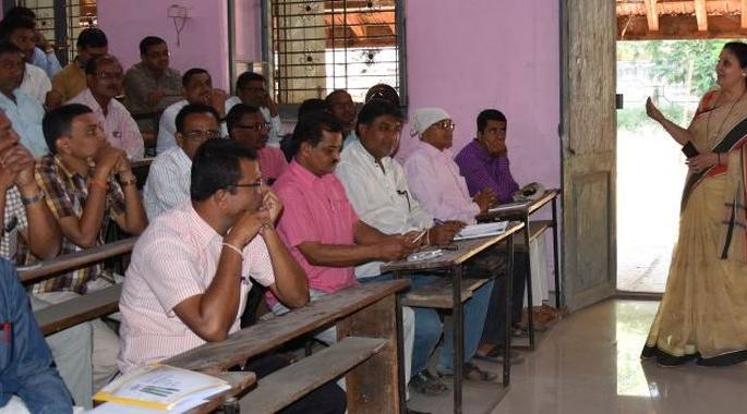 Presentation about new concepts presented by teachers in Dhule district | धुळे जिल्ह्यातील शिक्षकांनी सादर केले नवीन संकल्पनांविषयी सादरीकरण Presentation about new concepts presented by teachers in Dhule district | धुळे जिल्ह्यातील शिक्षकांनी सादर केले नवीन संकल्पनांविषयी सादरीकरण