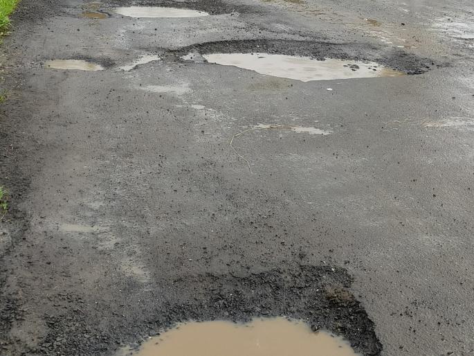 Trouble due to bridge ditches on Kolati river | कोलती नदीवरील पूल खड्ड्यांमुळे अडचणीचा Trouble due to bridge ditches on Kolati river | कोलती नदीवरील पूल खड्ड्यांमुळे अडचणीचा