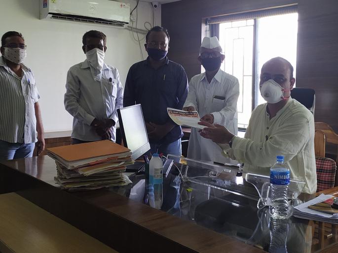 Statement of Deola Consumer Panchayat against the power company | वीज कंपनीविरोधात देवळा ग्राहक पंचायतीचे निवेदन Statement of Deola Consumer Panchayat against the power company | वीज कंपनीविरोधात देवळा ग्राहक पंचायतीचे निवेदन