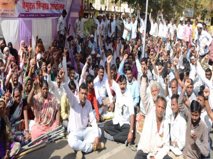 In the Dhule there are various demands of Divyanga for non-stop movement | धुळे येथे   दिव्यांगाचे विविध मागण्यांसाठी बेमुदत बिºहाड आंदोलन सुरू