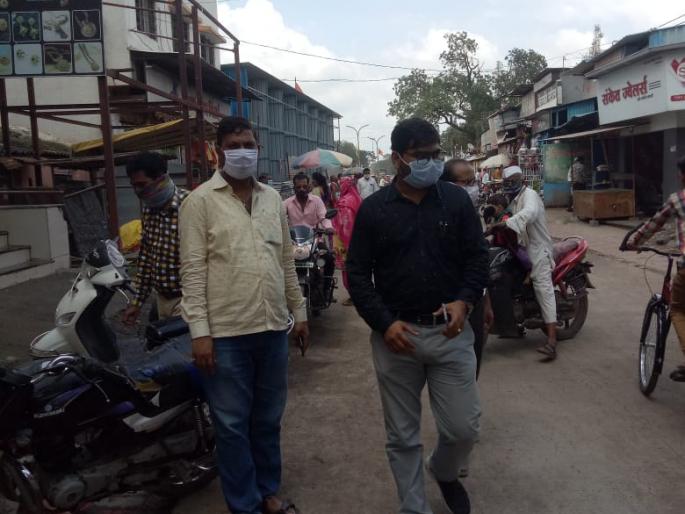 Punitive action will be taken against the citizens who do not wear masks | मास्क न वापरणाऱ्या नागरिकांवर दिंडोरीत दंडात्मक कारवाई सुरू Punitive action will be taken against the citizens who do not wear masks | मास्क न वापरणाऱ्या नागरिकांवर दिंडोरीत दंडात्मक कारवाई सुरू