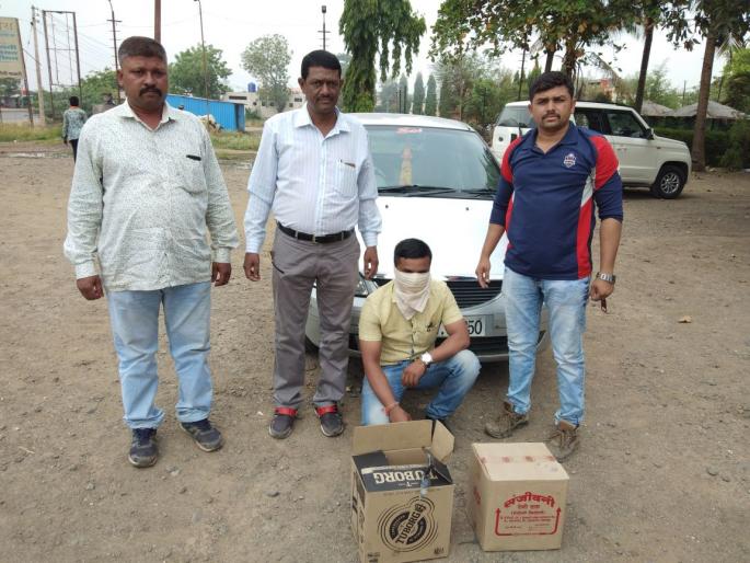One lakh rupees illegal liquor was caught | एक लाख रूपयांची अवैध दारू पकडली One lakh rupees illegal liquor was caught | एक लाख रूपयांची अवैध दारू पकडली