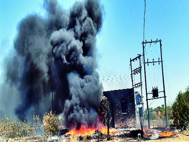 Rohitra fire at Manori | मानोरी येथे रोहित्राला आग Rohitra fire at Manori | मानोरी येथे रोहित्राला आग