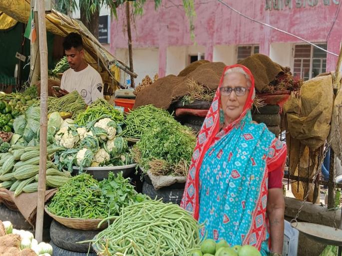 Can't even afford cutting; Green chillies brought tears to the eyes | तोडणीही परवडेना; हिरव्या मिरचीने आणले डोळ्यांत पाणी Can't even afford cutting; Green chillies brought tears to the eyes | तोडणीही परवडेना; हिरव्या मिरचीने आणले डोळ्यांत पाणी