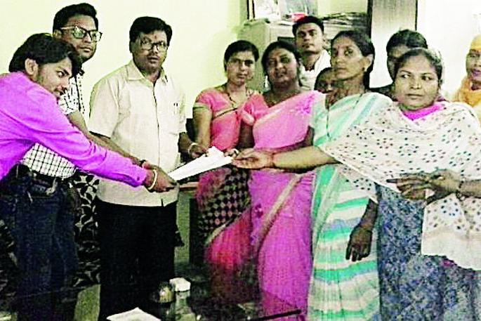 Blow the MLAs for the drinking | दारूबंदीसाठी आमदारांना साकडे Blow the MLAs for the drinking | दारूबंदीसाठी आमदारांना साकडे