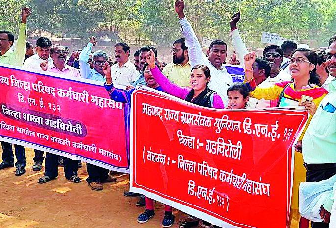 563 employees of the district hit the ministry | जिल्ह्यातील ५६३ कर्मचाऱ्यांनी दिली मंत्रालयावर धडक 563 employees of the district hit the ministry | जिल्ह्यातील ५६३ कर्मचाऱ्यांनी दिली मंत्रालयावर धडक