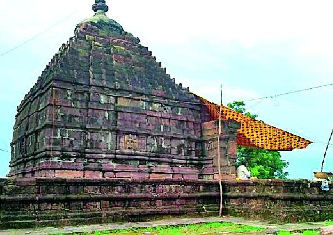 The dagger of the temple of Bhandeshwar falls down | भंडारेश्वर मंदिराच्या चबुतऱ्याला पडल्या भेगा