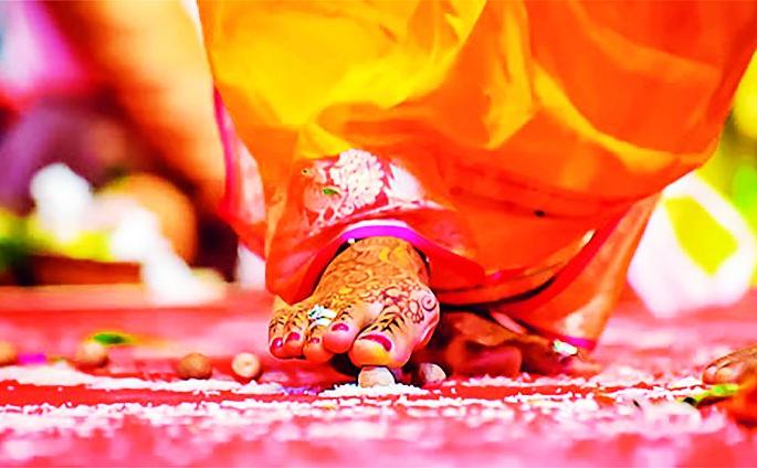 This year, the wedding was a shortcut | यंदा विवाह साेहळे झाले शाॅर्टकट This year, the wedding was a shortcut | यंदा विवाह साेहळे झाले शाॅर्टकट