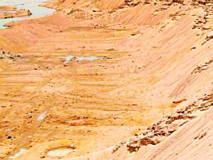 Even after the auction, there is a shortage of sand in the city | लिलावानंतरही शहरात रेतीचा तुटवडा Even after the auction, there is a shortage of sand in the city | लिलावानंतरही शहरात रेतीचा तुटवडा