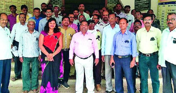 Work done by blackmailing | काळ्याफिती लावून केले काम Work done by blackmailing | काळ्याफिती लावून केले काम