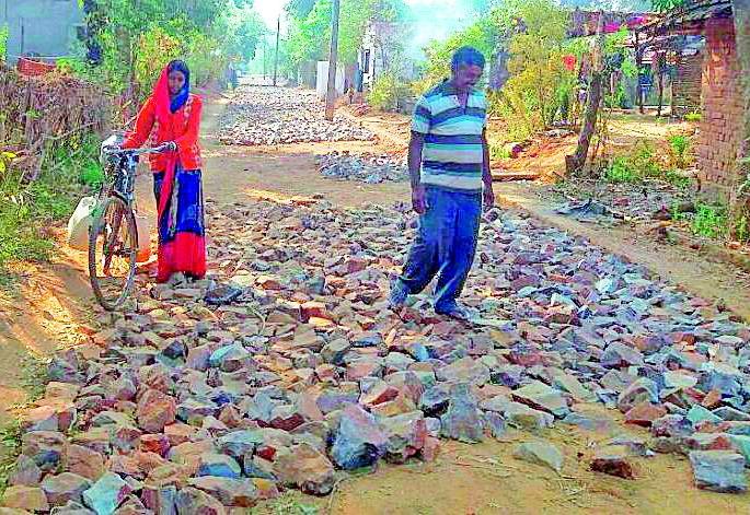 Road construction delayed | रस्ता बांधकामात दिरंगाई Road construction delayed | रस्ता बांधकामात दिरंगाई