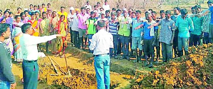 Pledge of voting took place by workers at work | कामावर मजुरांनी घेतली मतदानाची शपथ