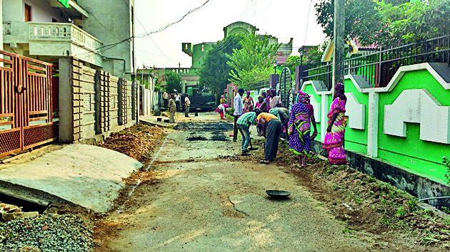 Start of road construction in Gadchiroli | गडचिरोलीतील रस्त्यांचे डांबरीकरण सुरू Start of road construction in Gadchiroli | गडचिरोलीतील रस्त्यांचे डांबरीकरण सुरू