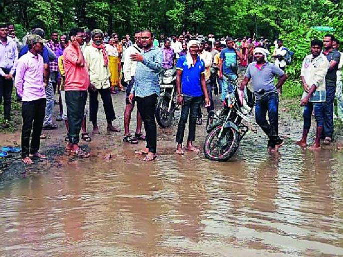 Police provide shelter to those affected by floods | पुरामुळे अडकलेल्यांना पोलिसांनी दिला आश्रय Police provide shelter to those affected by floods | पुरामुळे अडकलेल्यांना पोलिसांनी दिला आश्रय