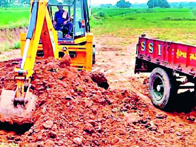 50 lakh penalty for misappropriating smugglers | गौणखनिज तस्करांकडून ५० लाखांचा दंड वसूल 50 lakh penalty for misappropriating smugglers | गौणखनिज तस्करांकडून ५० लाखांचा दंड वसूल