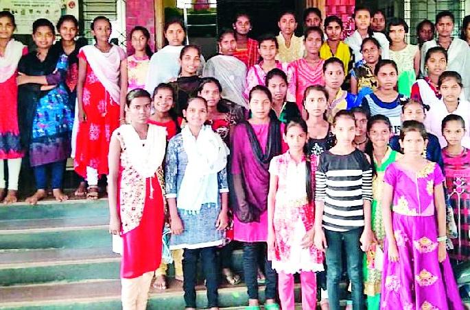 Residential school students returned | निवासी शाळेतील विद्यार्थिनी परतल्या